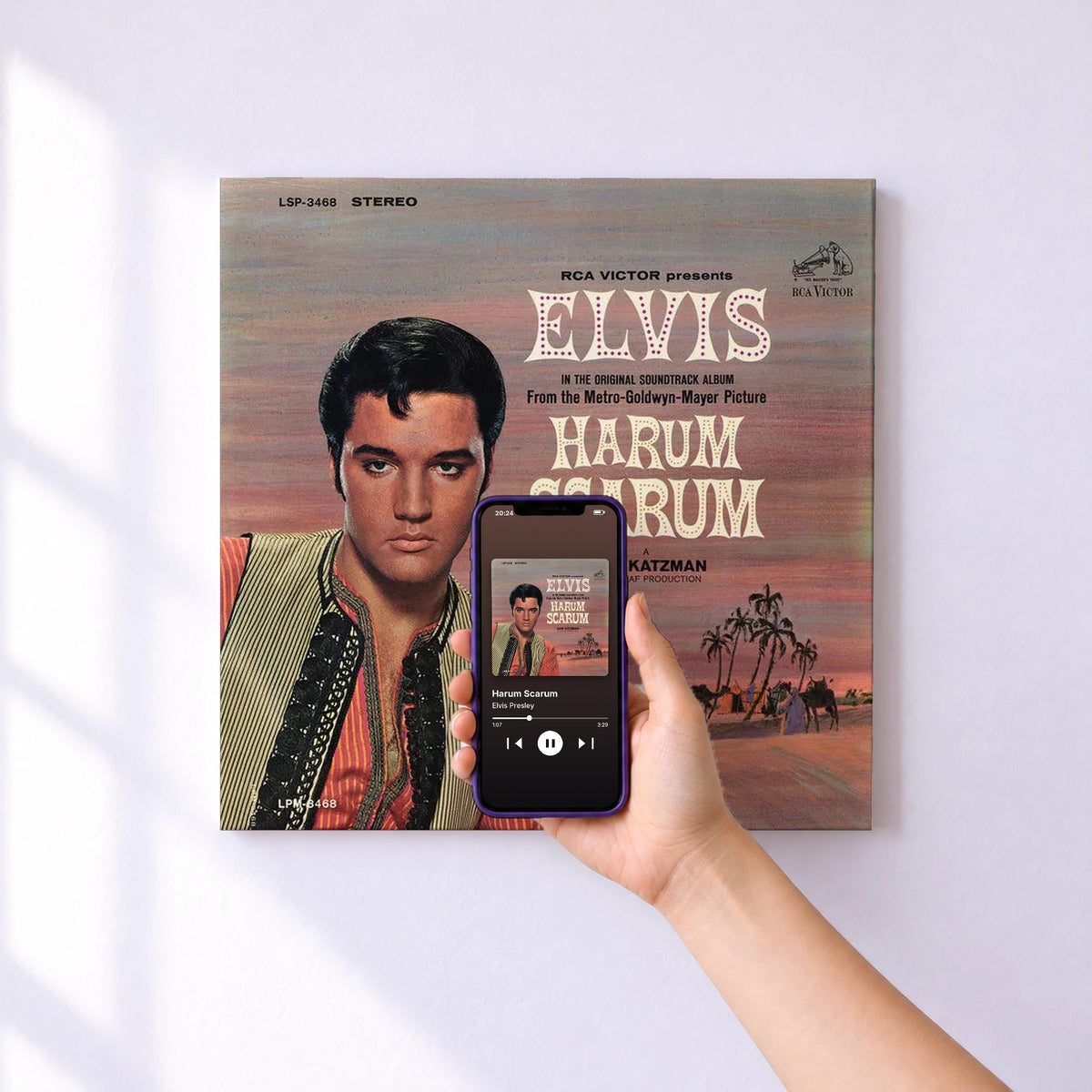 Affiche connectée Harum Scarum de Elvis Presley au mur : l'album se lance en approchant le téléphone