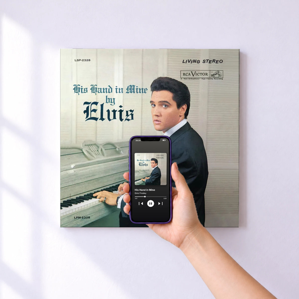 Affiche connectée His Hand in Mine de Elvis Presley au mur : l'album se lance en approchant le téléphone