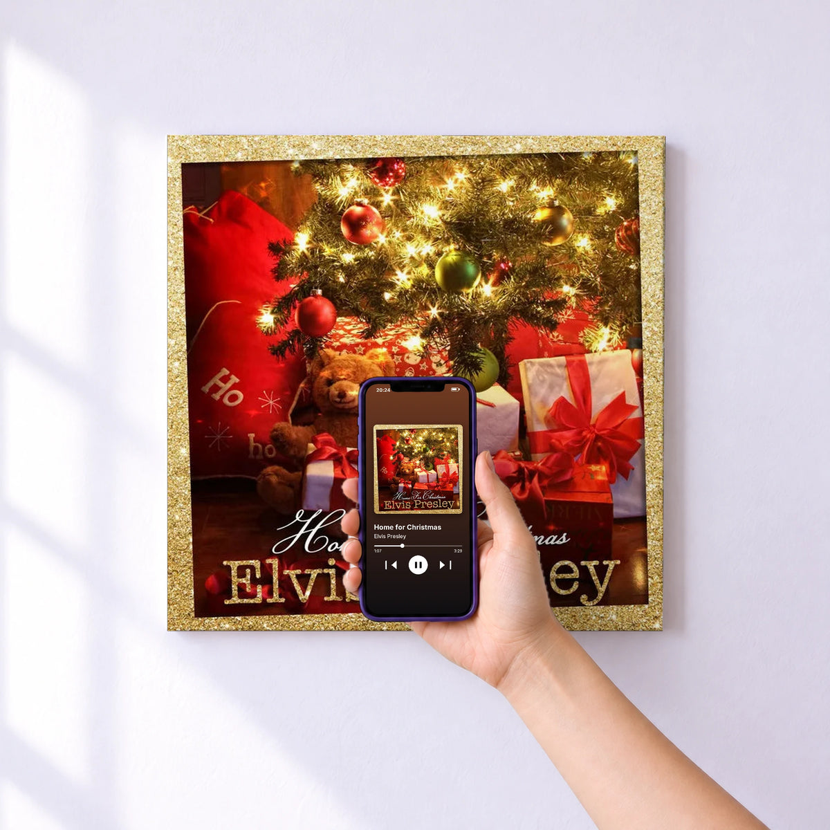 Affiche connectée Home for Christmas de Elvis Presley au mur : l'album se lance en approchant le téléphone