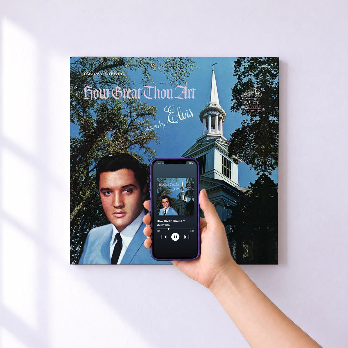 Affiche connectée How Great Thou Art de Elvis Presley au mur : l'album se lance en approchant le téléphone