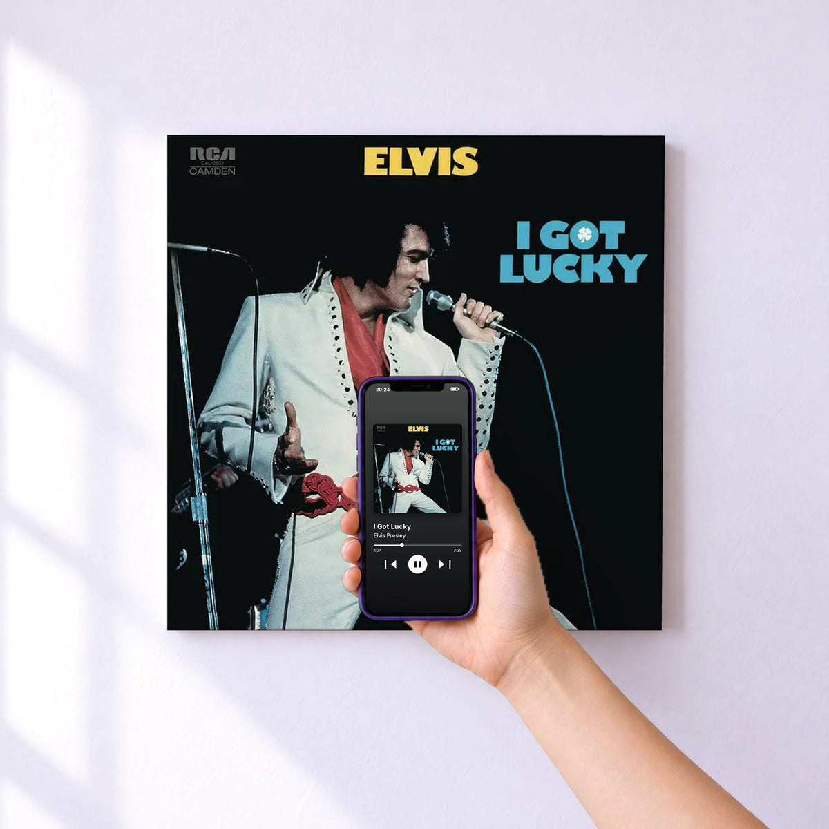 Affiche connectée I Got Lucky de Elvis Presley au mur : l'album se lance en approchant le téléphone