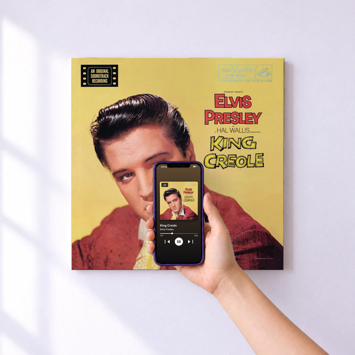 Affiche connectée King Creole de Elvis Presley au mur : l'album se lance en approchant le téléphone