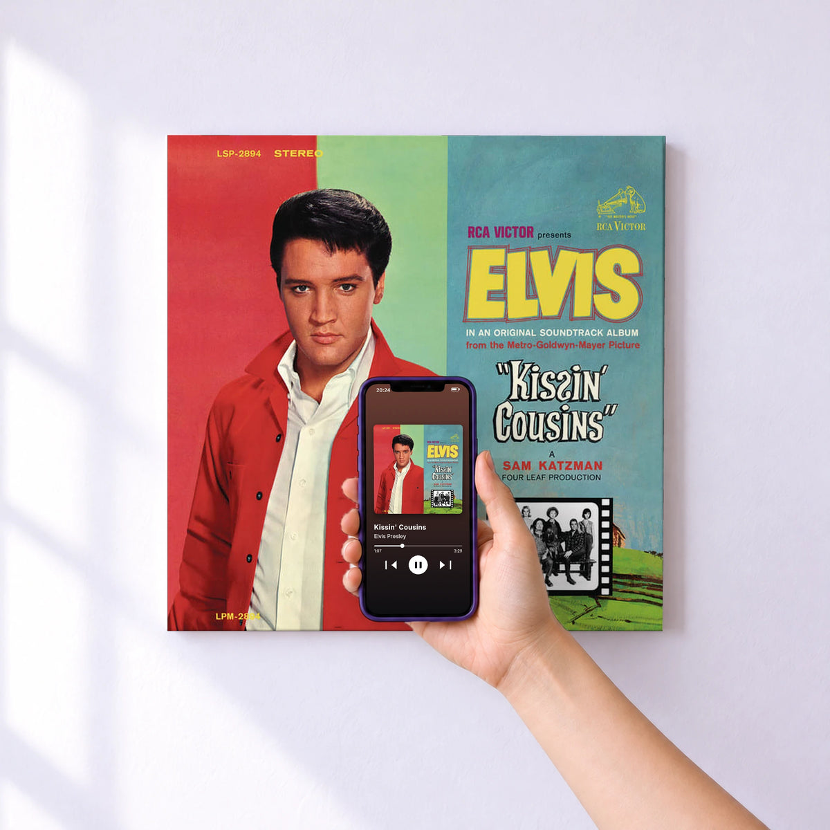 Affiche connectée Kissin' Cousins de Elvis Presley au mur : l'album se lance en approchant le téléphone