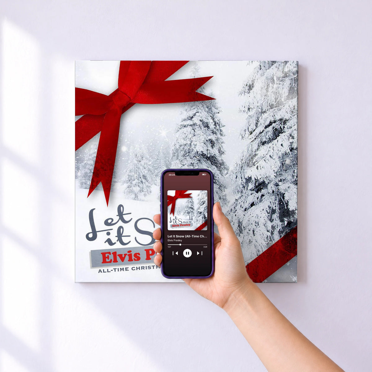 Affiche connectée Let It Snow (All-Time Christmas Favorites! Remastered) de Elvis Presley au mur : l'album se lance en approchant le téléphone