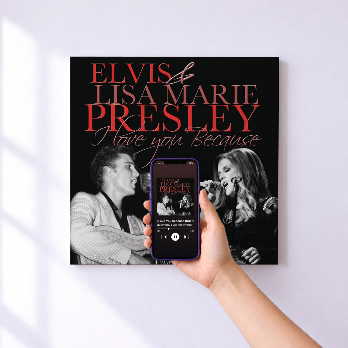 Affiche connectée I Love You Because (Duet) de Elvis Presley & Lisa Marie Presley au mur : l'album se lance en approchant le téléphone