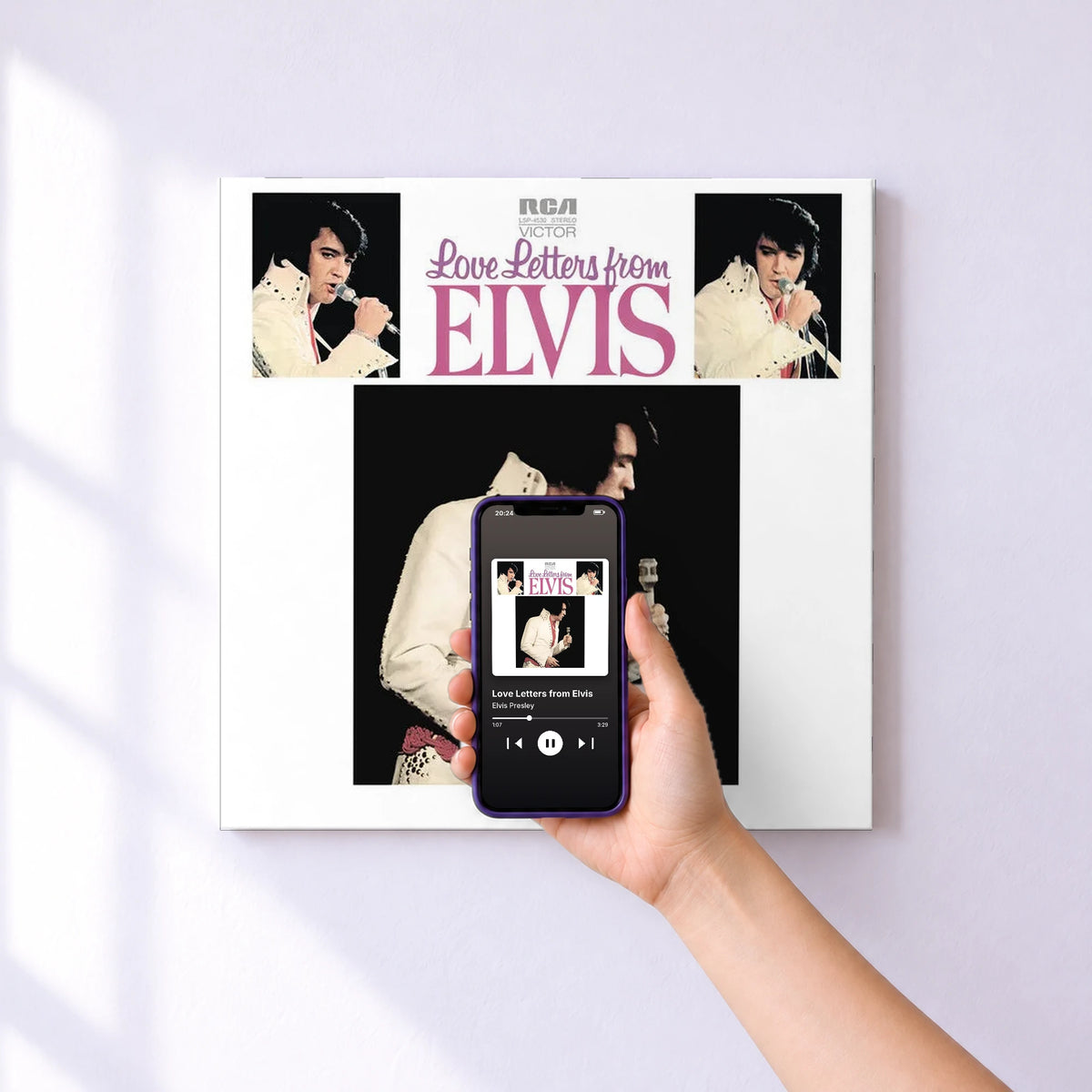 Affiche connectée Love Letters from Elvis de Elvis Presley au mur : l'album se lance en approchant le téléphone