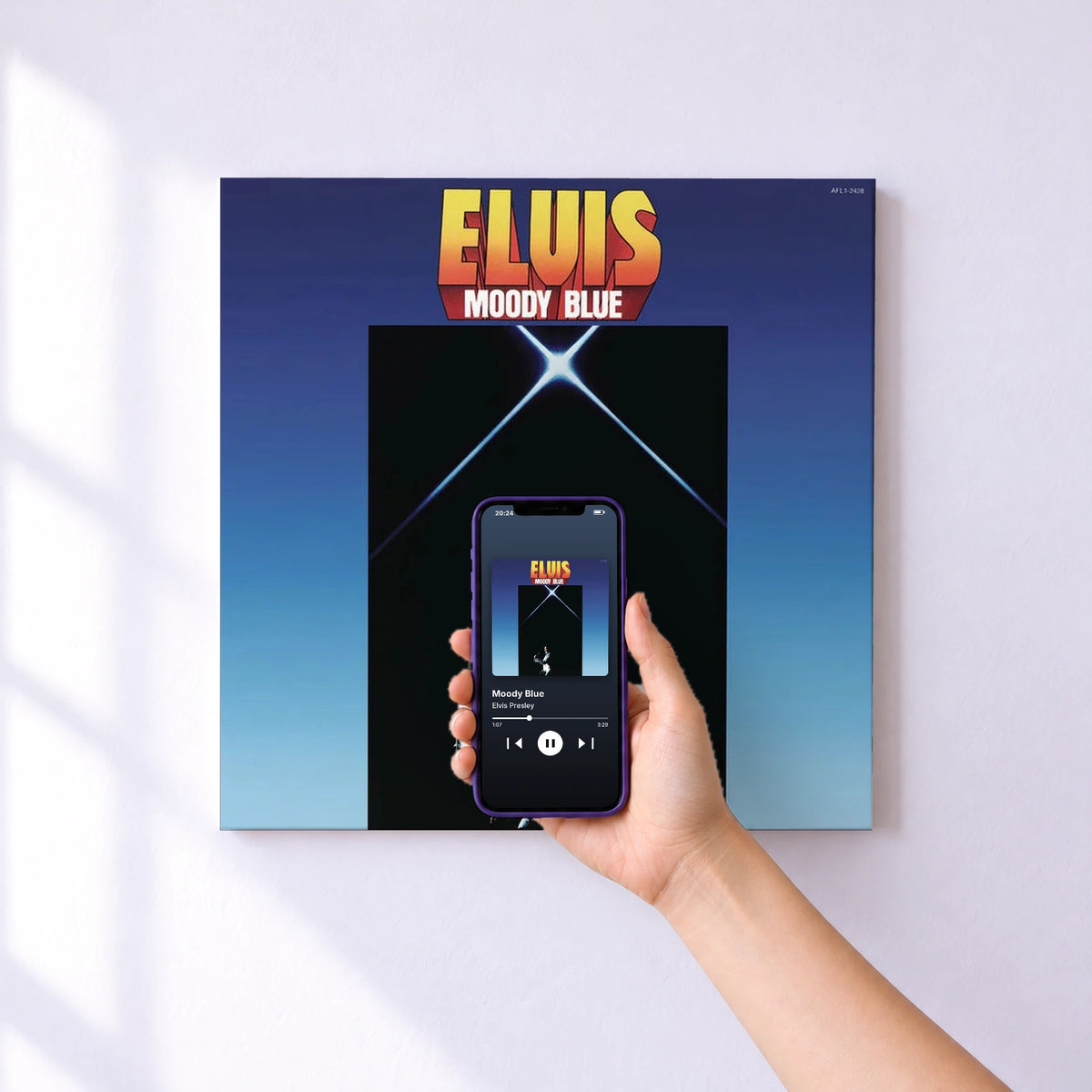 Affiche connectée Moody Blue de Elvis Presley au mur : l'album se lance en approchant le téléphone