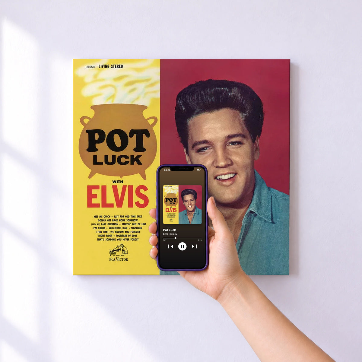 Affiche connectée Pot Luck de Elvis Presley au mur : l'album se lance en approchant le téléphone