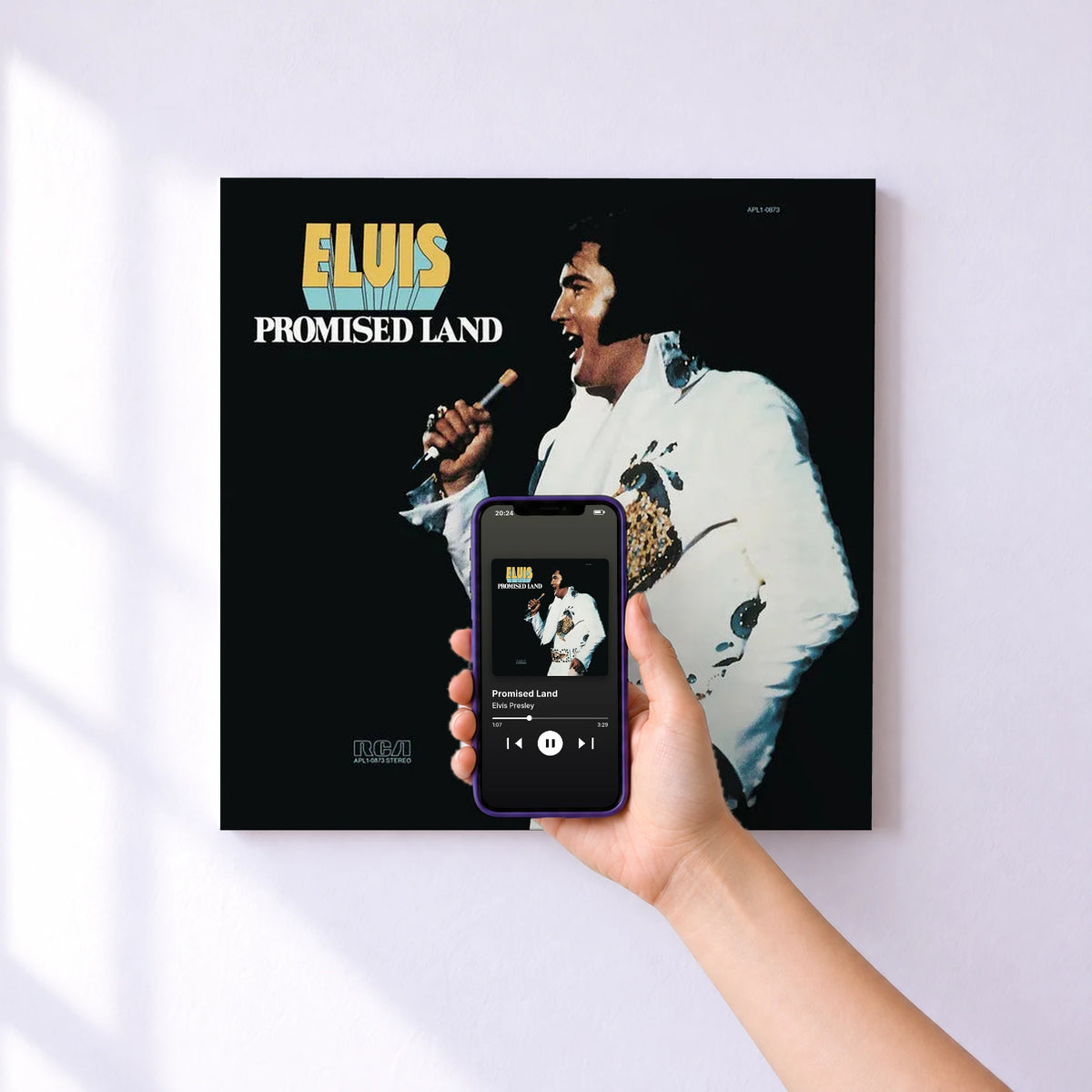 Affiche connectée Promised Land de Elvis Presley au mur : l'album se lance en approchant le téléphone
