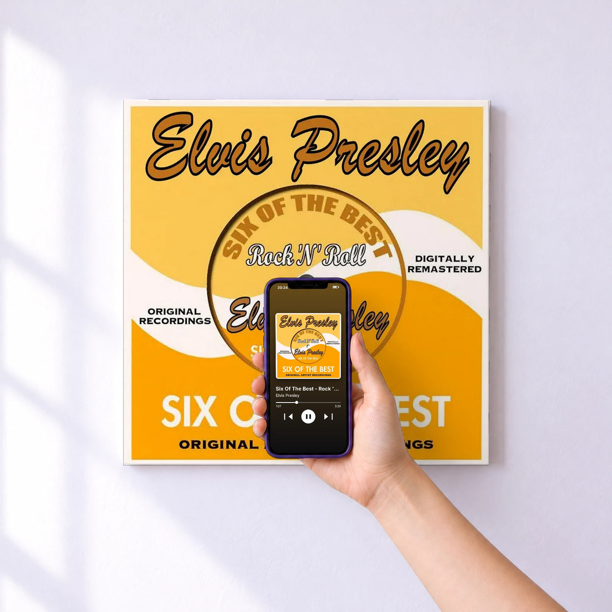 Affiche connectée Six Of The Best - Rock 'n' Roll de Elvis Presley au mur : l'album se lance en approchant le téléphone