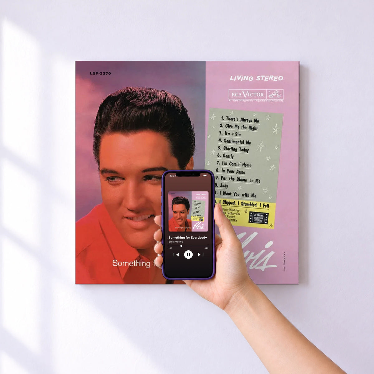 Affiche connectée Something for Everybody de Elvis Presley au mur : l'album se lance en approchant le téléphone