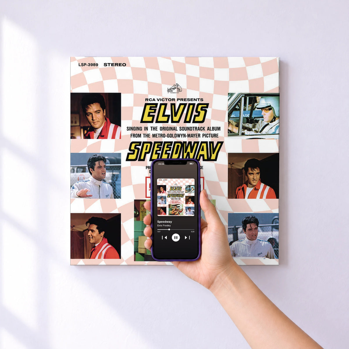 Affiche connectée Speedway de Elvis Presley au mur : l'album se lance en approchant le téléphone