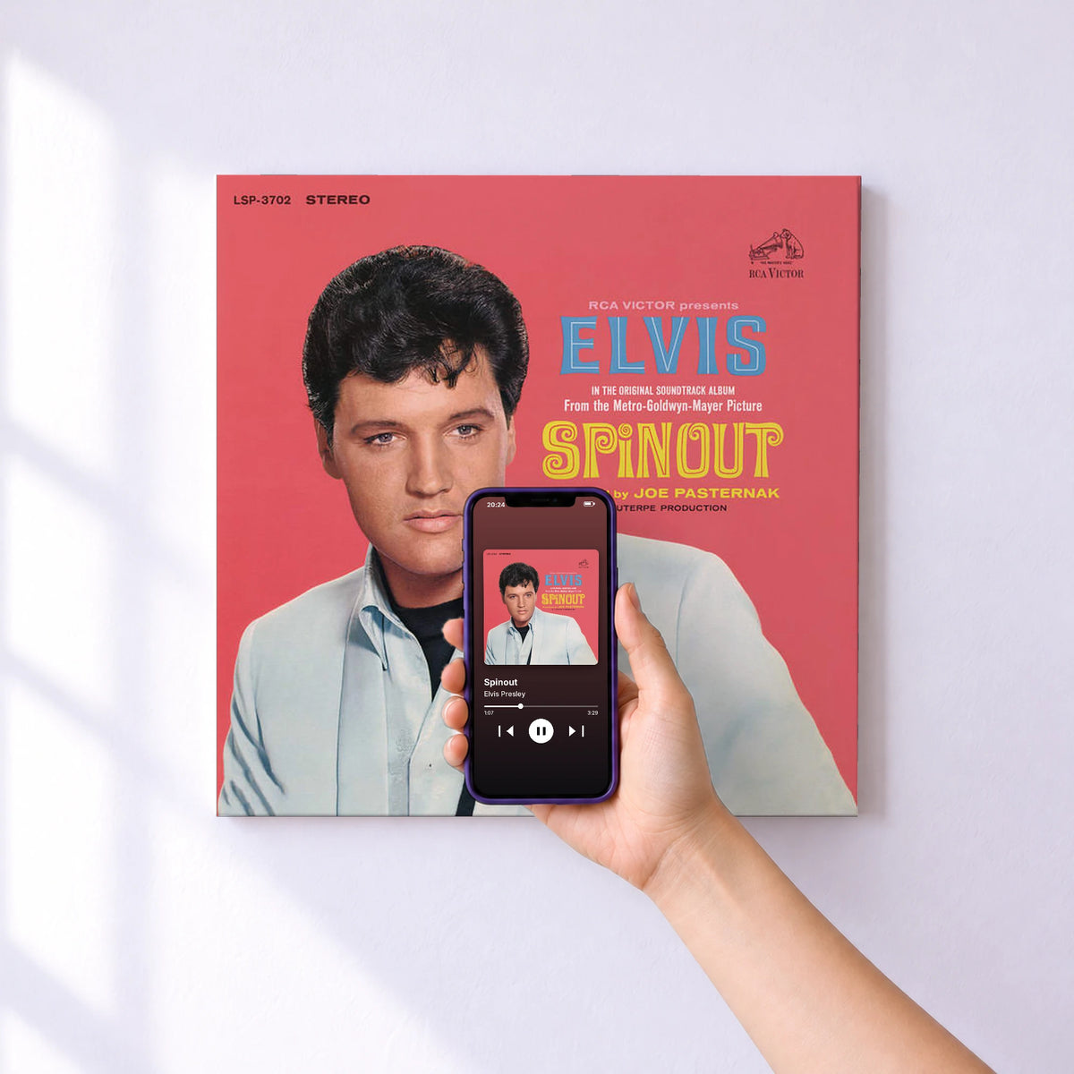 Affiche connectée Spinout de Elvis Presley au mur : l'album se lance en approchant le téléphone