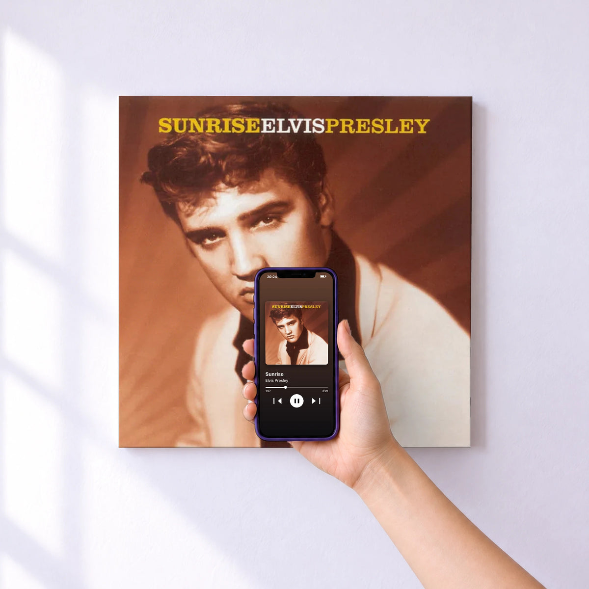 Affiche connectée Sunrise de Elvis Presley au mur : l'album se lance en approchant le téléphone