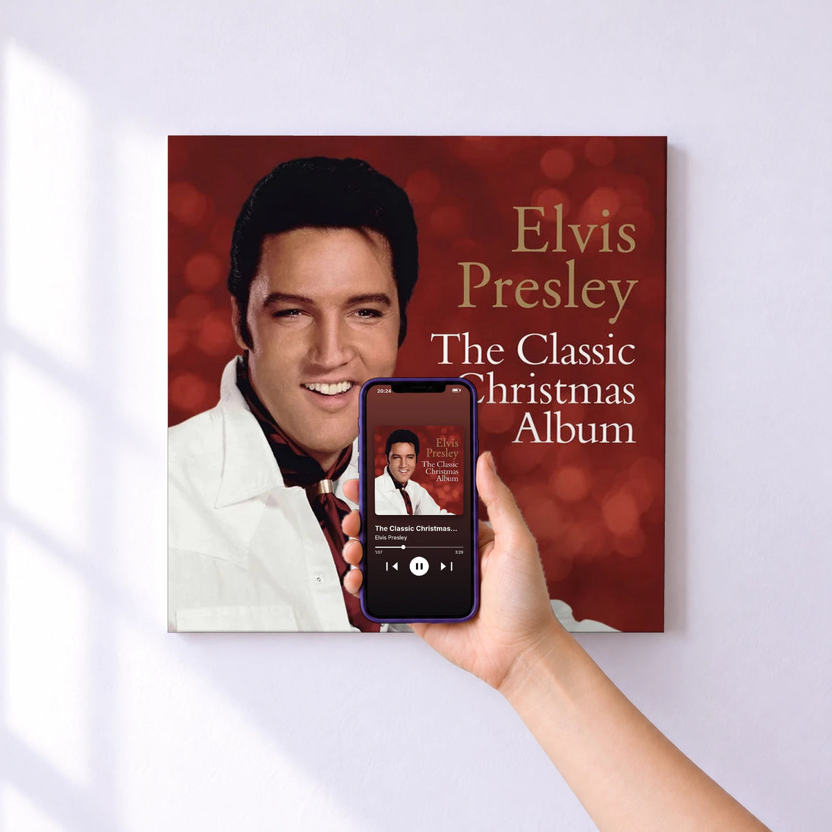 Affiche connectée The Classic Christmas Album de Elvis Presley au mur : l'album se lance en approchant le téléphone
