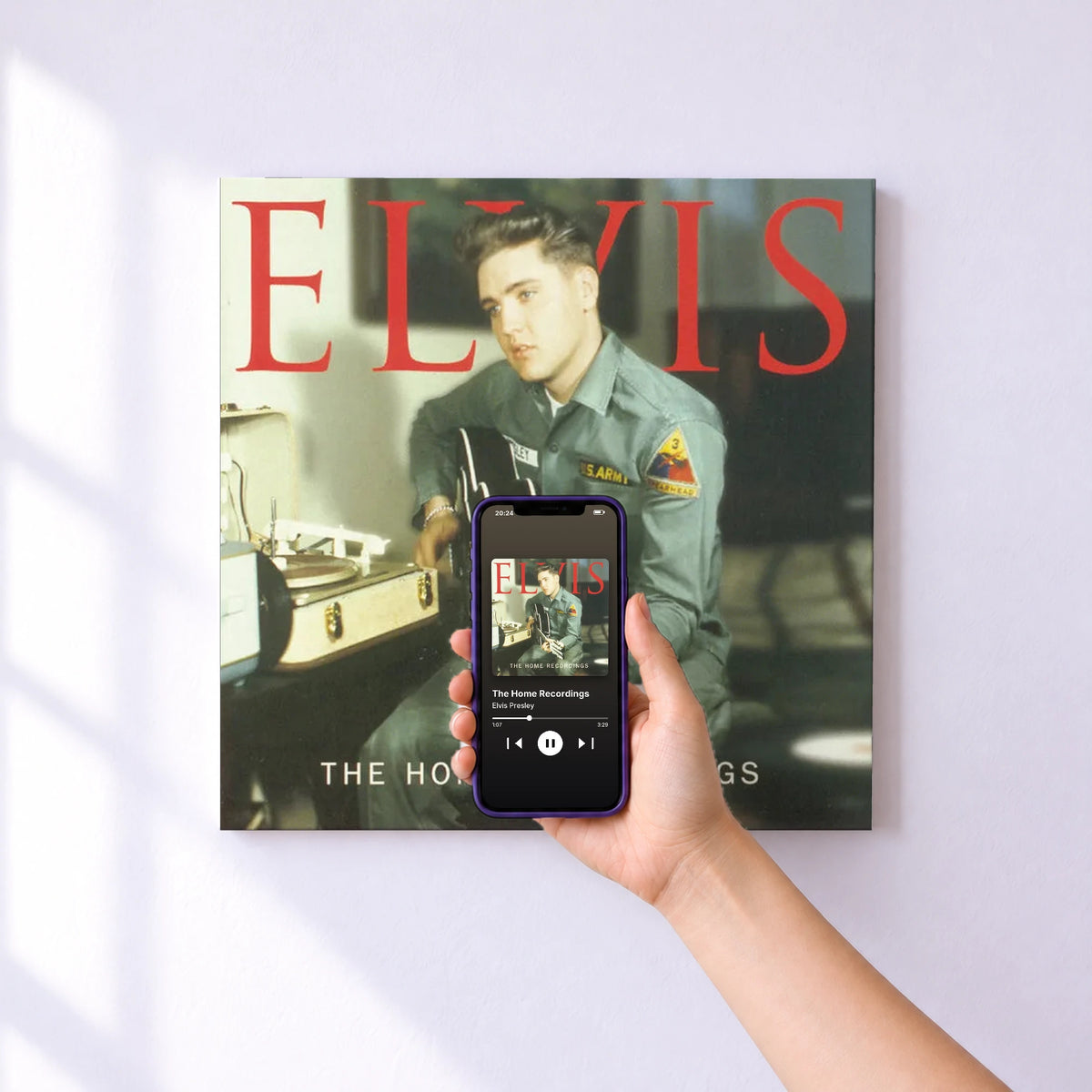 Affiche connectée The Home Recordings de Elvis Presley au mur : l'album se lance en approchant le téléphone