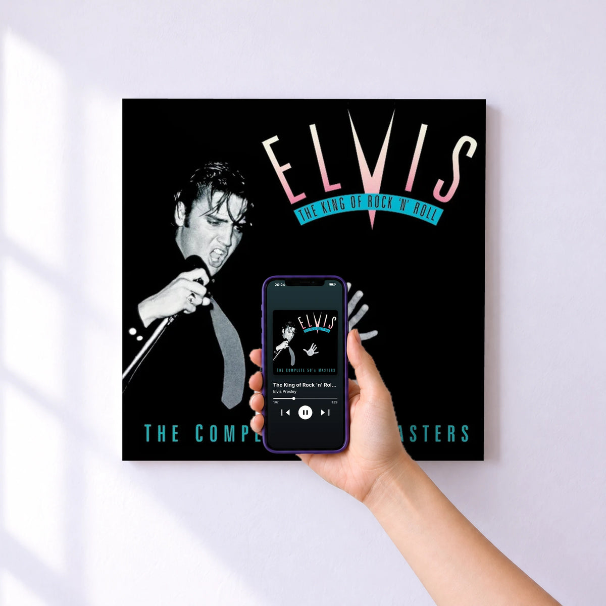 Affiche connectée The King of Rock 'n' Roll: The Complete 50's Masters de Elvis Presley au mur : l'album se lance en approchant le téléphone