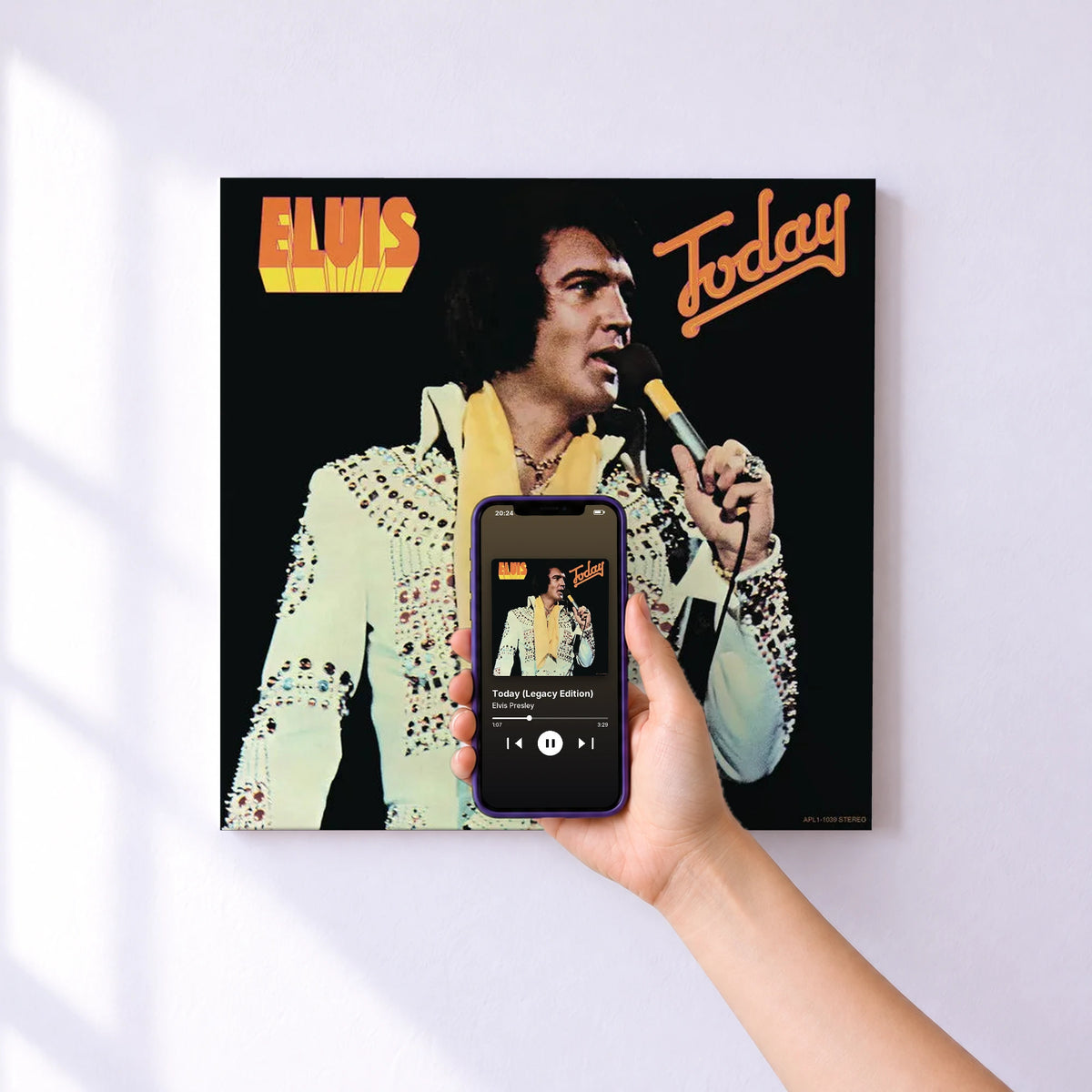 Affiche connectée Today (Legacy Edition) de Elvis Presley au mur : l'album se lance en approchant le téléphone