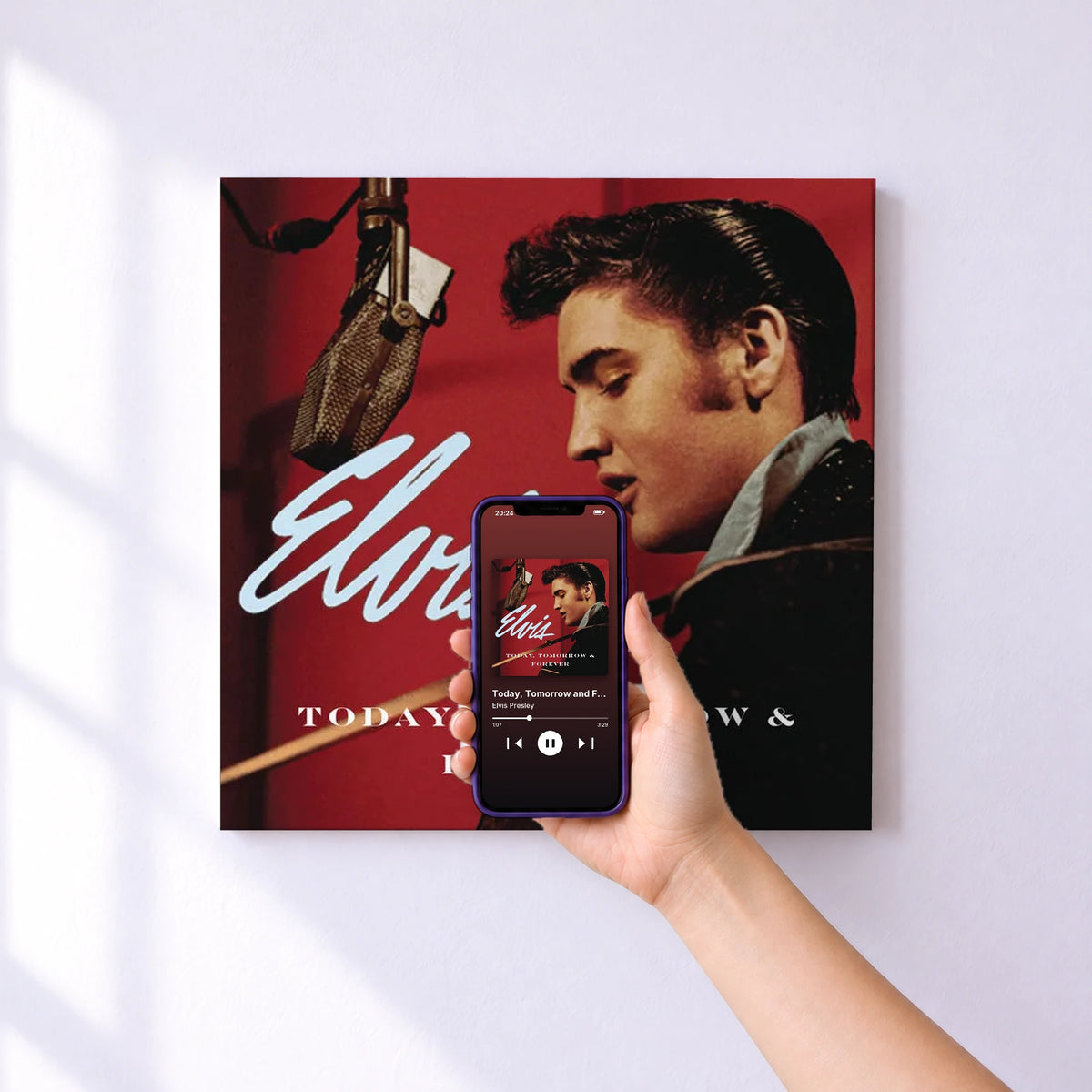 Affiche connectée Today, Tomorrow and Forever de Elvis Presley au mur : l'album se lance en approchant le téléphone