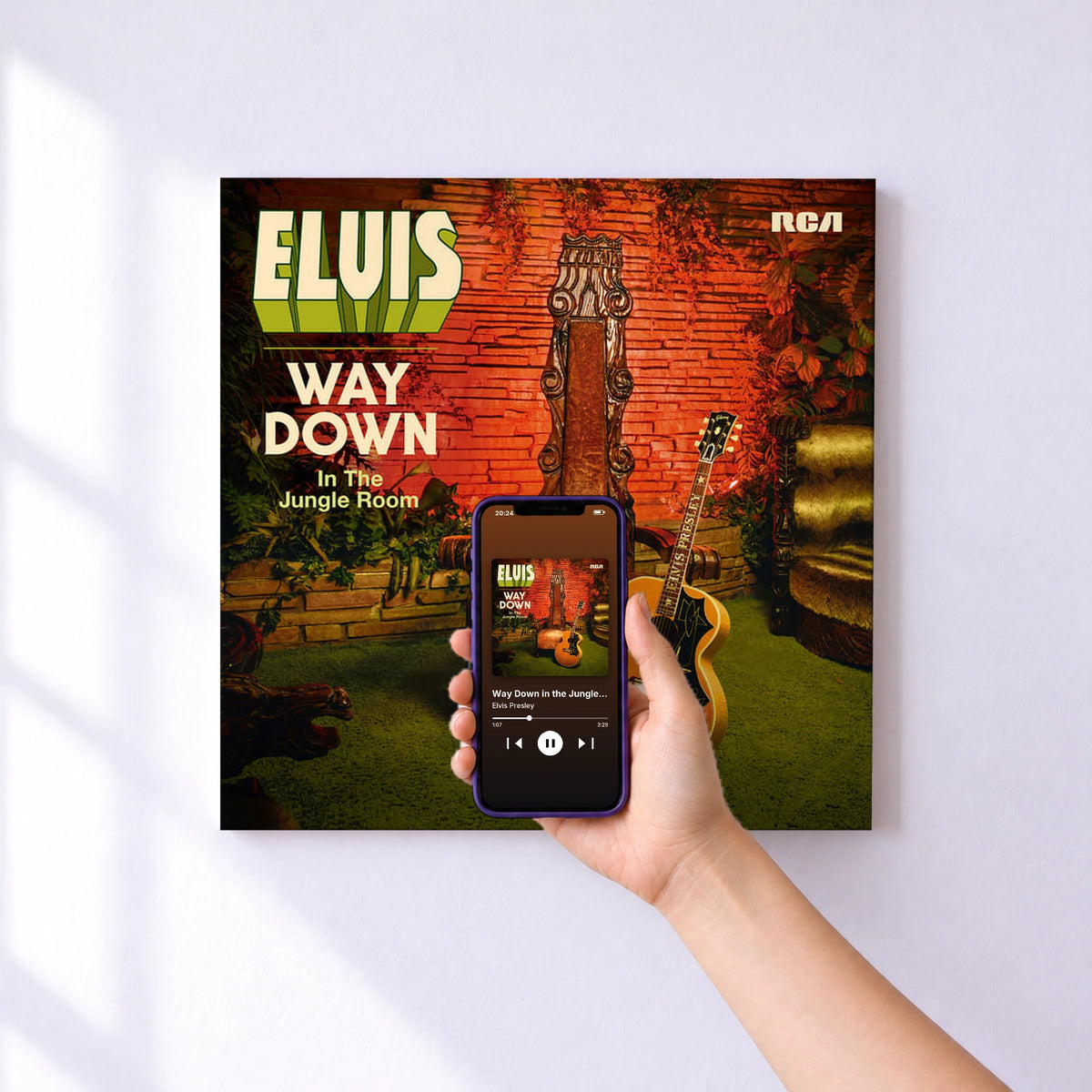 Affiche connectée Way Down in the Jungle Room de Elvis Presley au mur : l'album se lance en approchant le téléphone