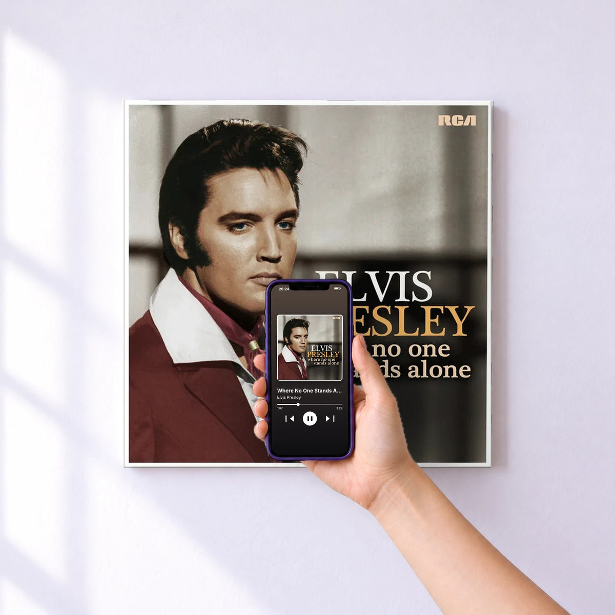 Affiche connectée Where No One Stands Alone de Elvis Presley au mur : l'album se lance en approchant le téléphone