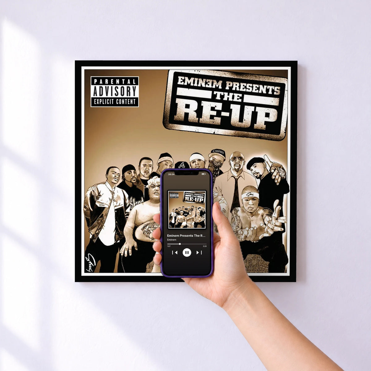 Affiche connectée Eminem Presents The Re-Up de Eminem au mur : l'album se lance en approchant le téléphone