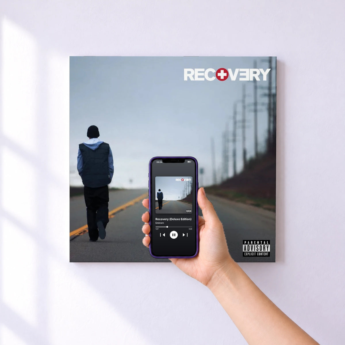 Affiche connectée Recovery (Deluxe Edition) de Eminem au mur : l'album se lance en approchant le téléphone