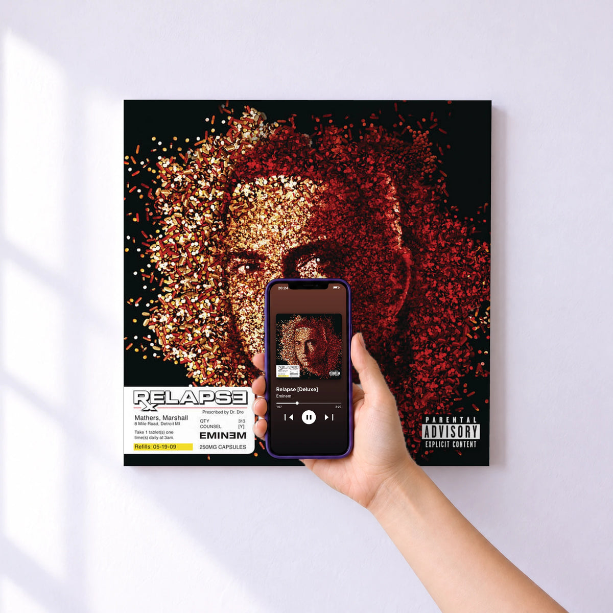 Affiche connectée Relapse [Deluxe] de Eminem au mur : l'album se lance en approchant le téléphone