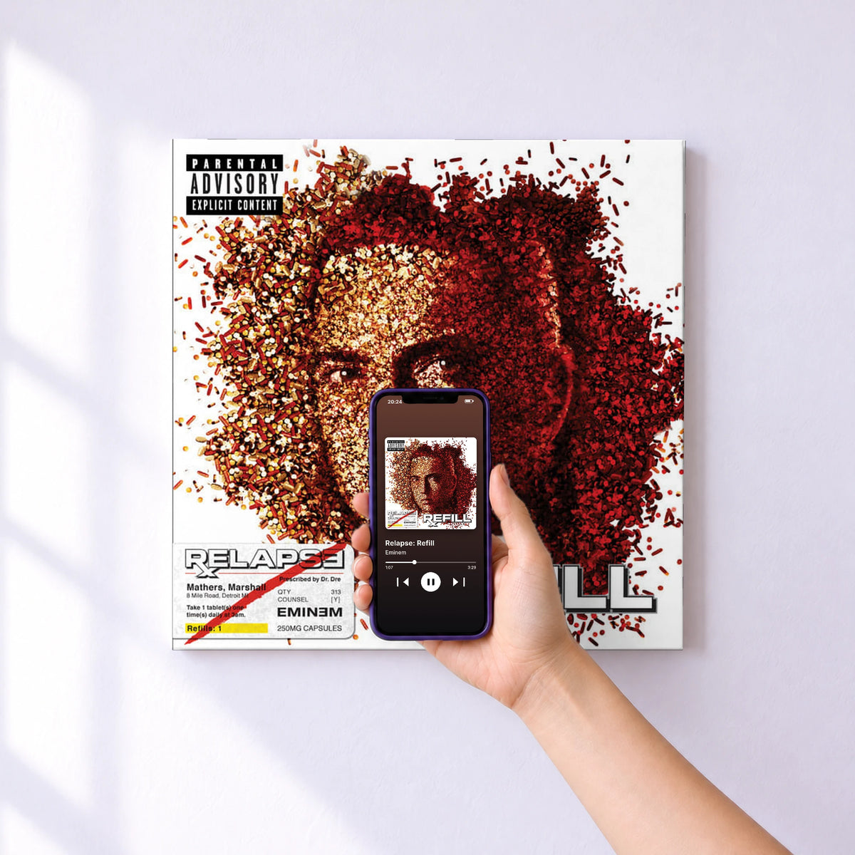 Affiche connectée Relapse: Refill de Eminem au mur : l'album se lance en approchant le téléphone