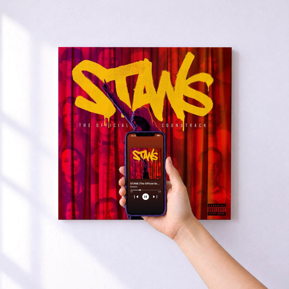 Affiche connectée STANS (The Official Soundtrack) de Eminem au mur : l'album se lance en approchant le téléphone