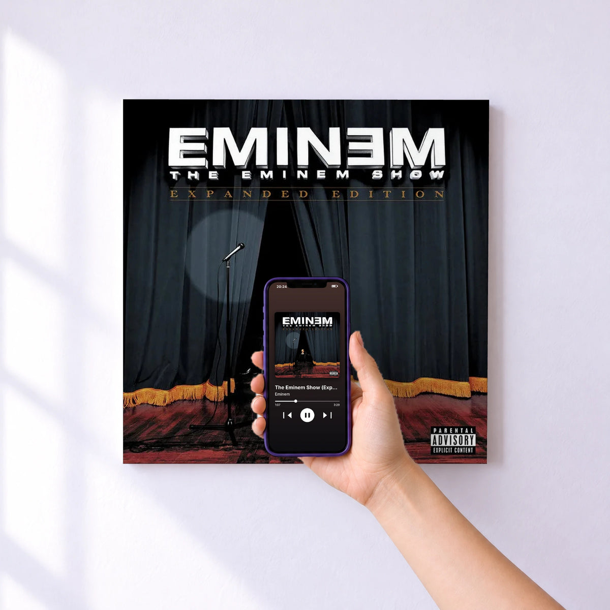 Affiche connectée The Eminem Show (Expanded Edition) de Eminem au mur : l'album se lance en approchant le téléphone