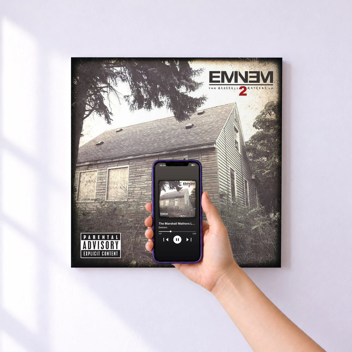 Affiche connectée The Marshall Mathers LP2 (Deluxe) de Eminem au mur : l'album se lance en approchant le téléphone