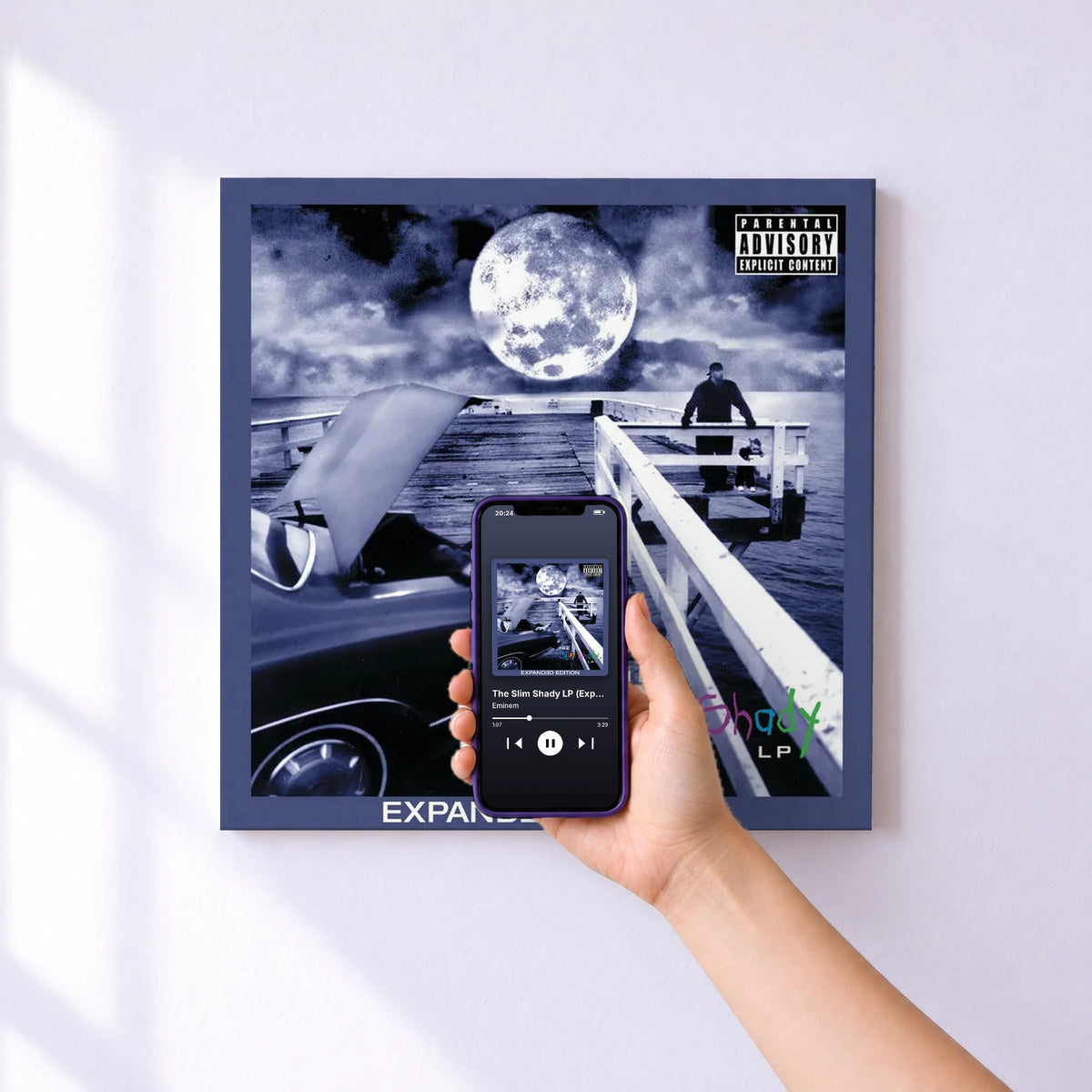 Affiche connectée The Slim Shady LP (Expanded Edition) de Eminem au mur : l'album se lance en approchant le téléphone