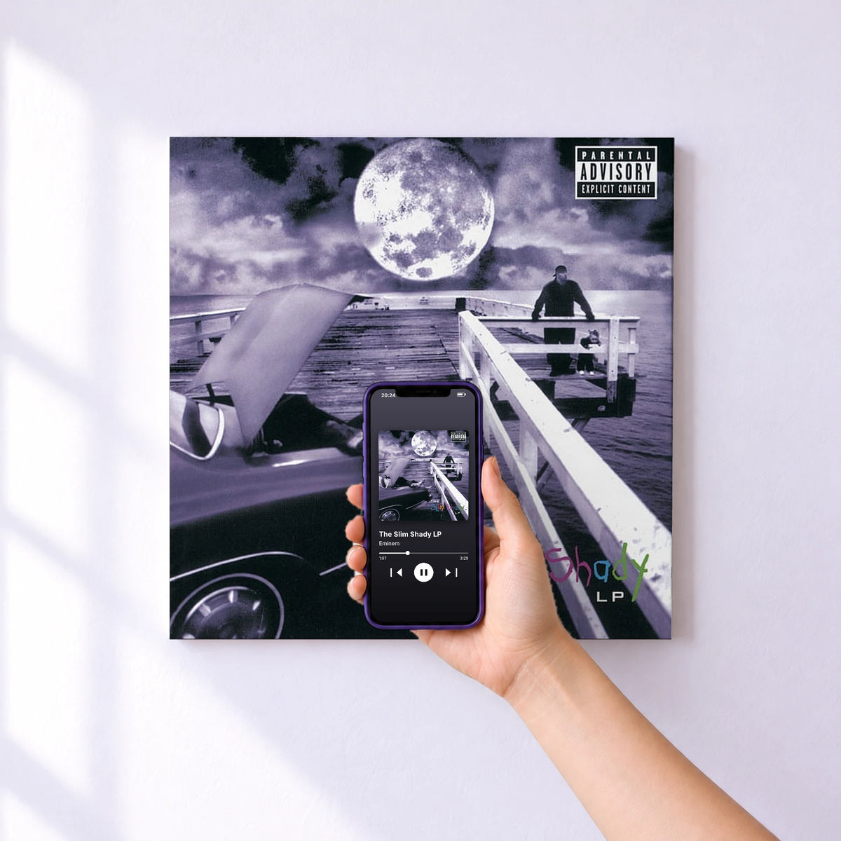 Affiche connectée The Slim Shady LP de Eminem au mur : l'album se lance en approchant le téléphone