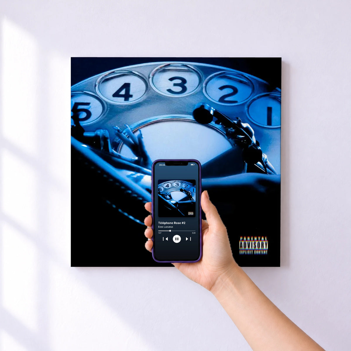 Affiche connectée Téléphone Rose #2 de Esso Luxueux au mur : l'album se lance en approchant le téléphone