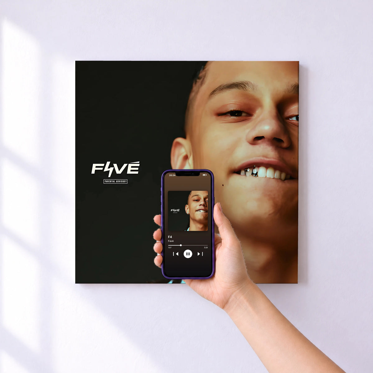 Affiche connectée F4 de Favé au mur : l'album se lance en approchant le téléphone