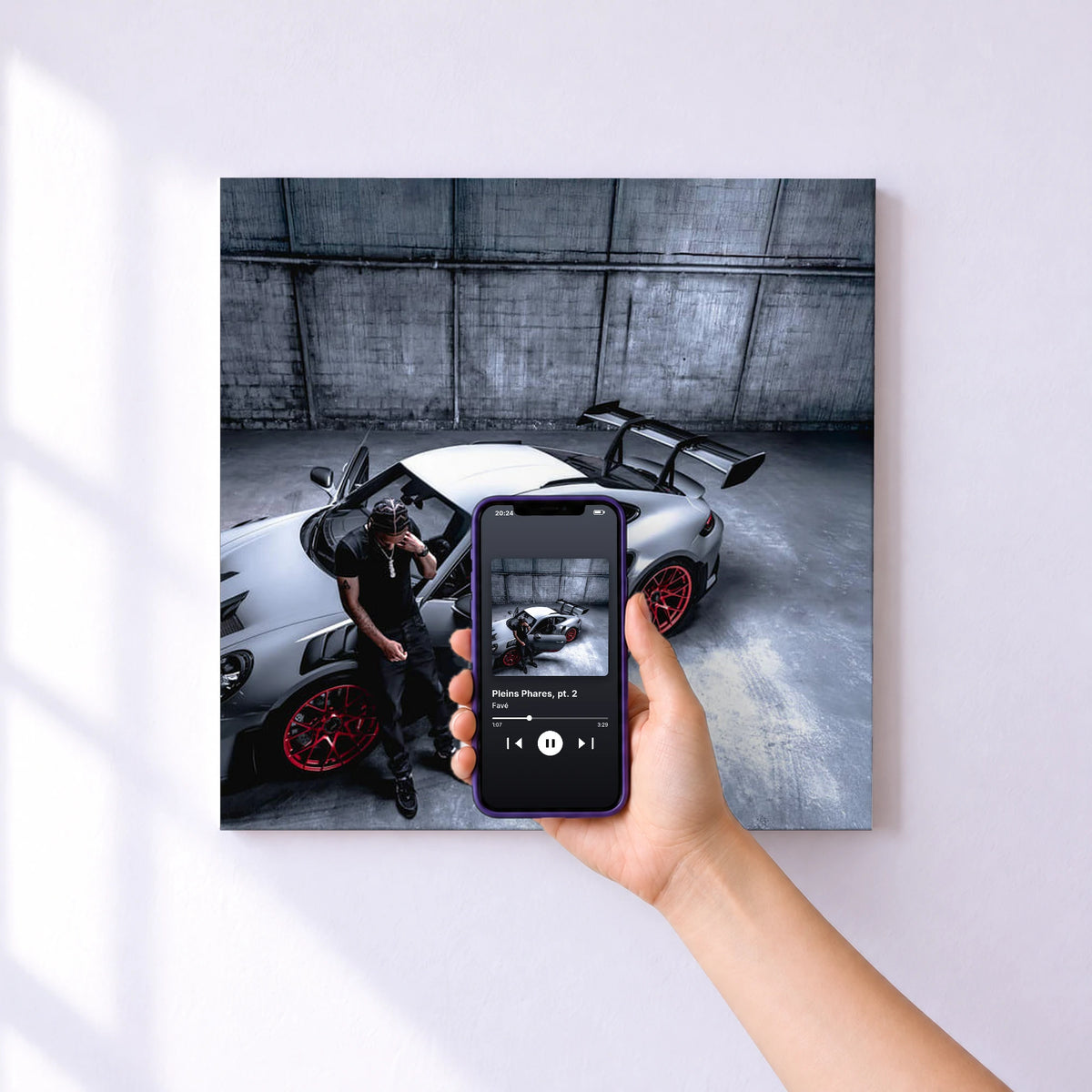 Affiche connectée Pleins Phares, pt. 2 de Favé au mur : l'album se lance en approchant le téléphone