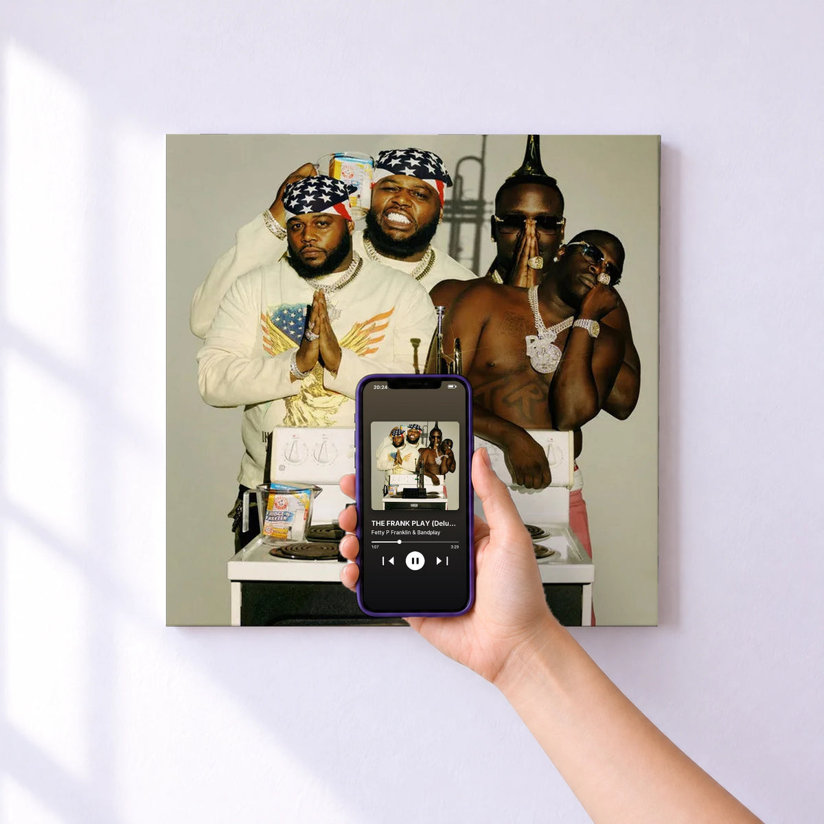 Affiche connectée THE FRANK PLAY (Deluxe) de Fetty P Franklin & Bandplay au mur : l'album se lance en approchant le téléphone