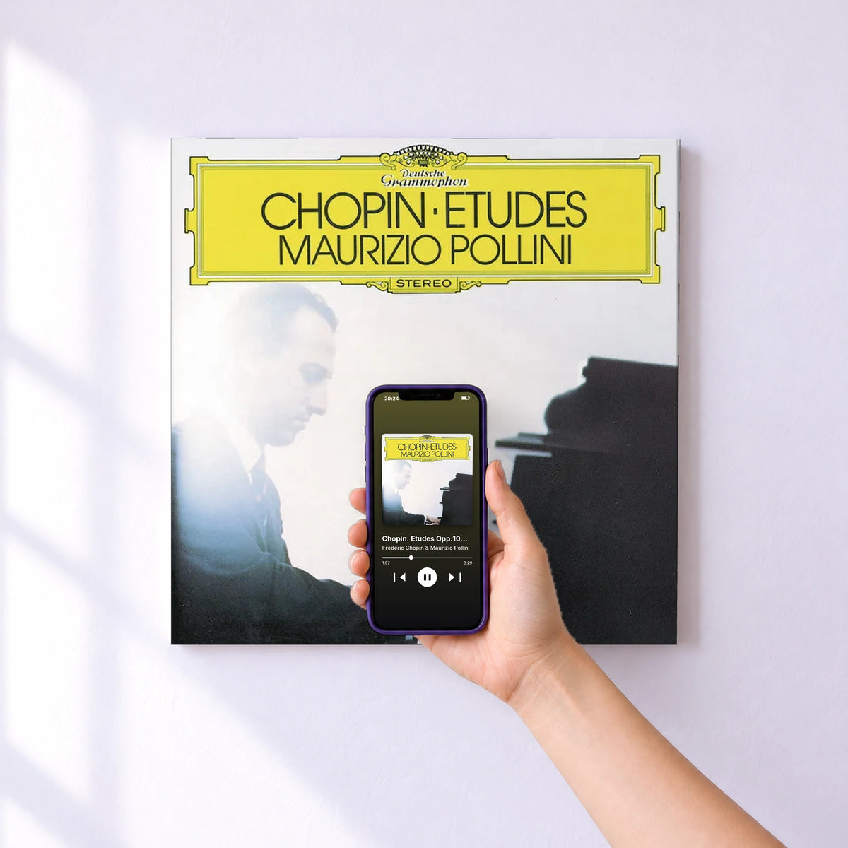 Affiche connectée Chopin: Etudes Opp.10 & 25 de Frédéric Chopin & Maurizio Pollini au mur : l'album se lance en approchant le téléphone