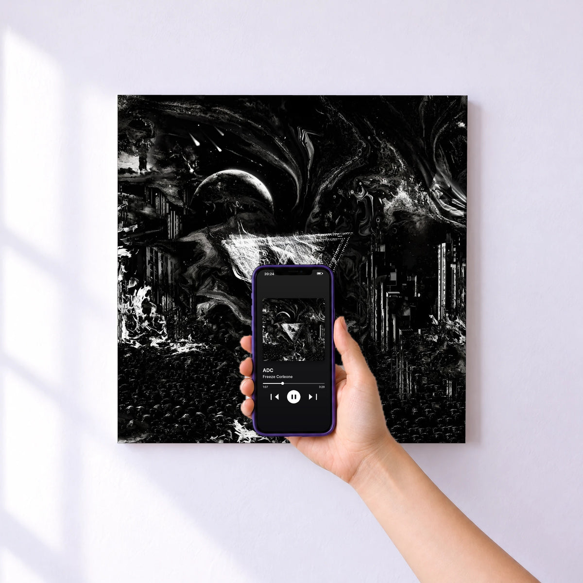 Affiche connectée ADC de Freeze Corleone au mur : l'album se lance en approchant le téléphone