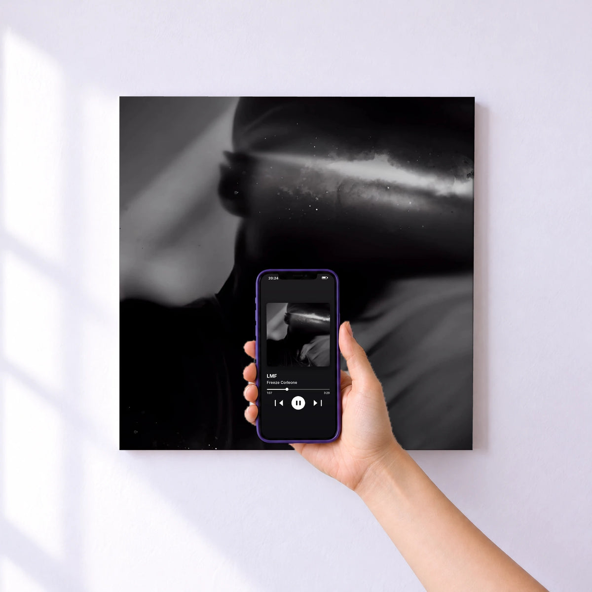 Affiche connectée LMF de Freeze Corleone au mur : l'album se lance en approchant le téléphone