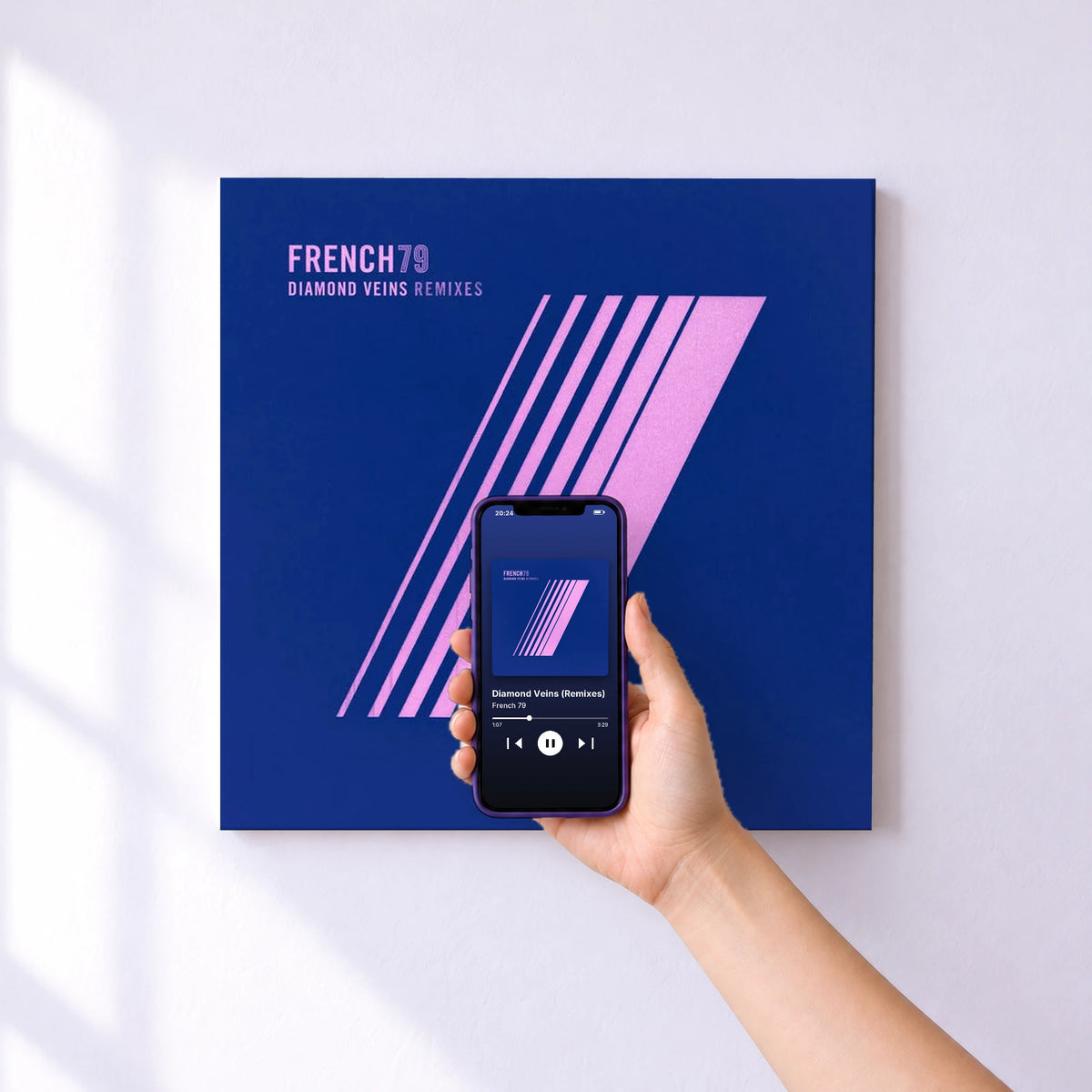 Affiche connectée Diamond Veins (Remixes) de French 79 au mur : l'album se lance en approchant le téléphone