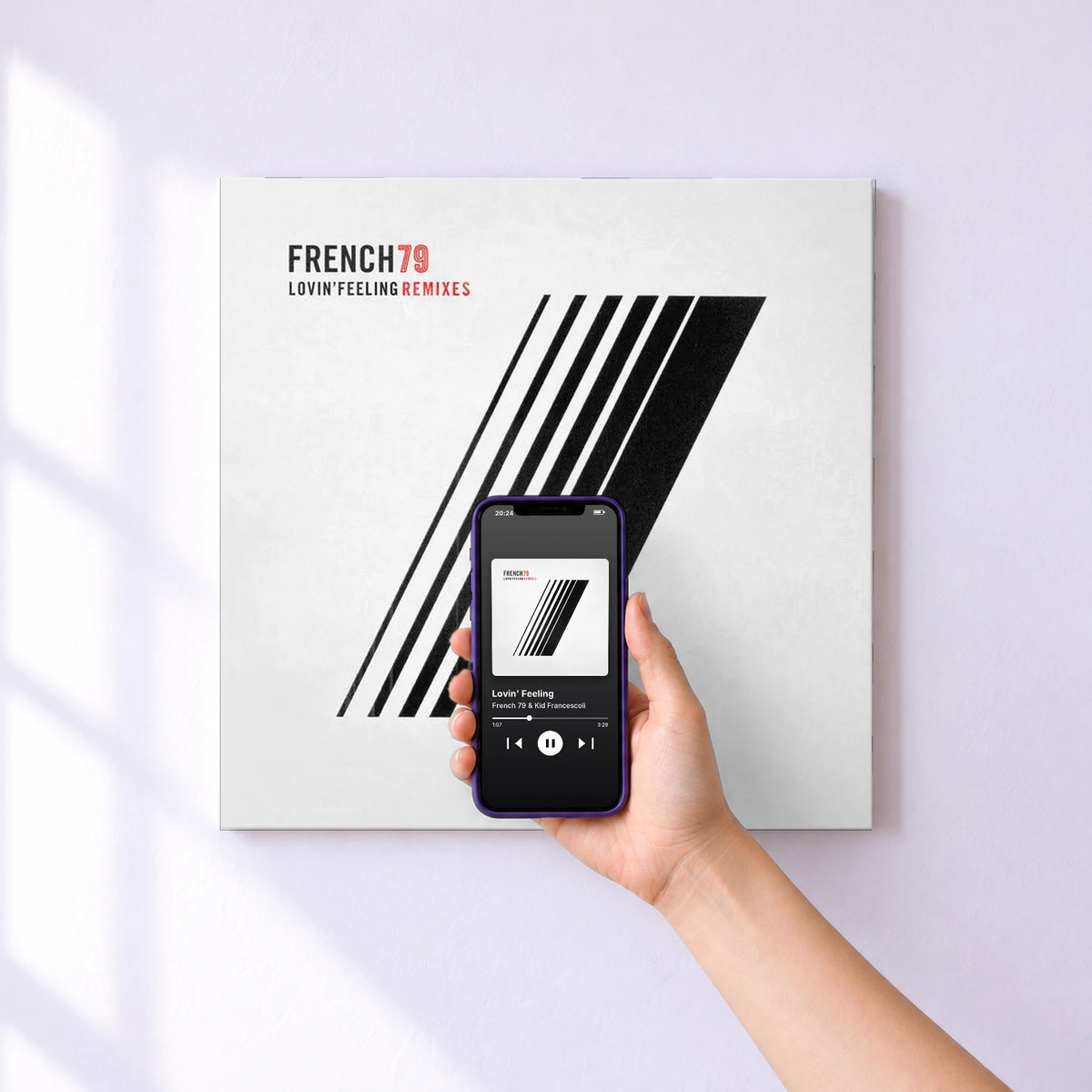 Affiche connectée Lovin' Feeling de French 79 & Kid Francescoli au mur : l'album se lance en approchant le téléphone