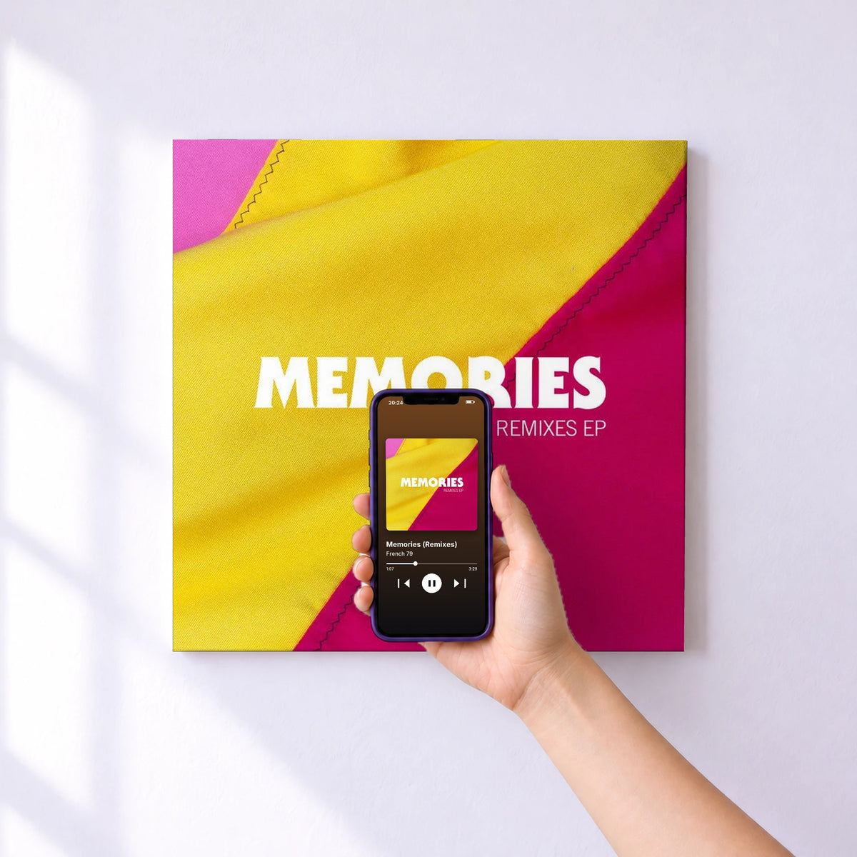 Affiche connectée Memories (Remixes) de French 79 au mur : l'album se lance en approchant le téléphone