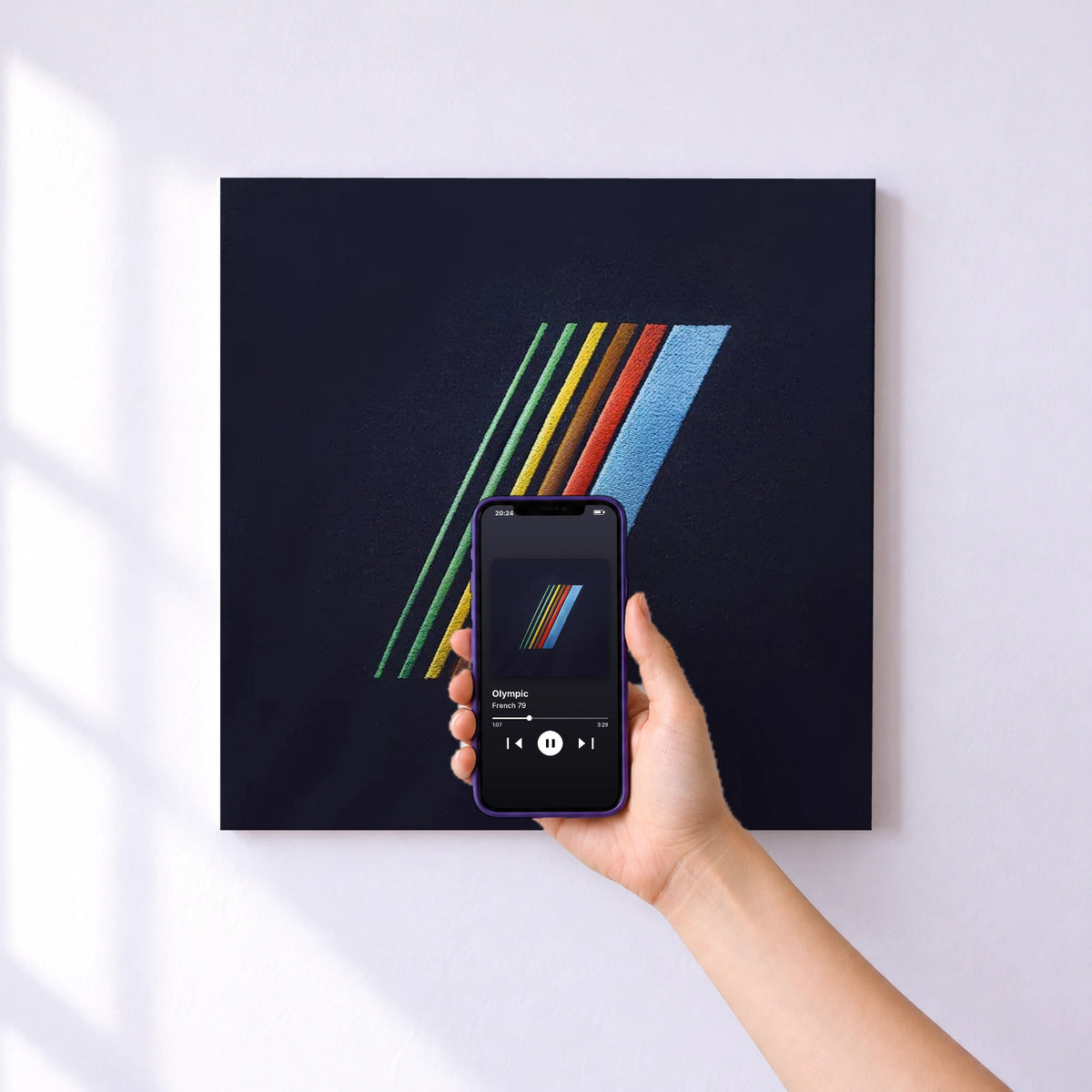 Affiche connectée Olympic de French 79 au mur : l'album se lance en approchant le téléphone