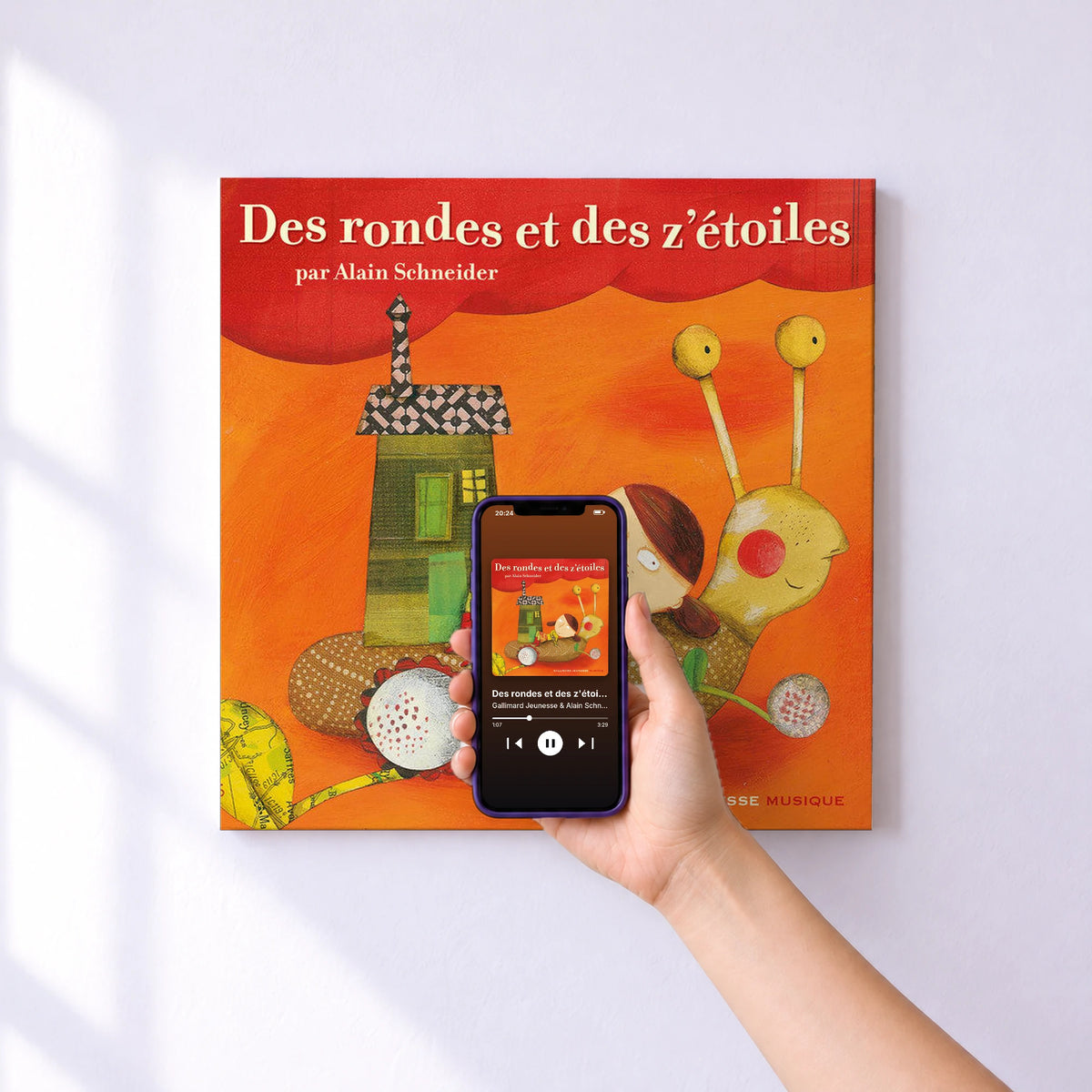 Affiche connectée Des rondes et des z'étoiles de Gallimard Jeunesse & Alain Schneider au mur : l'album se lance en approchant le téléphone