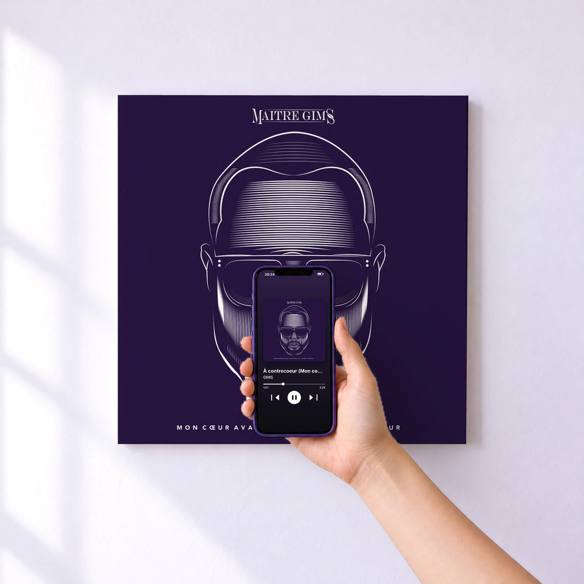 Affiche connectée À contrecoeur (Mon coeur avait raison) [Réédition] de GIMS au mur : l'album se lance en approchant le téléphone