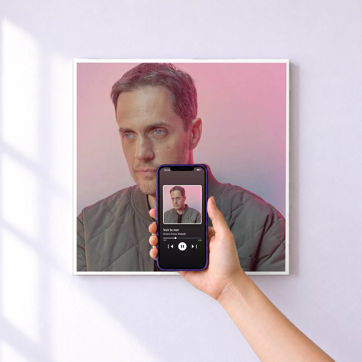 Affiche connectée Voir la mer de Grand Corps Malade au mur : l'album se lance en approchant le téléphone