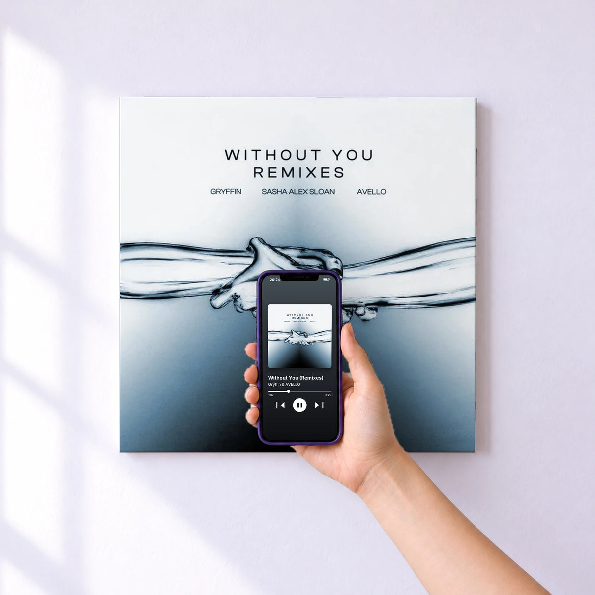 Affiche connectée Without You (Remixes) de Gryffin & AVELLO au mur : l'album se lance en approchant le téléphone