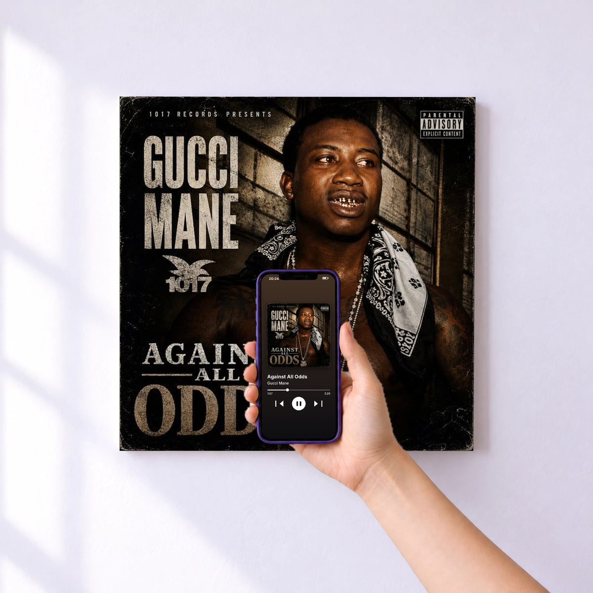 Affiche connectée Against All Odds de Gucci Mane au mur : l'album se lance en approchant le téléphone